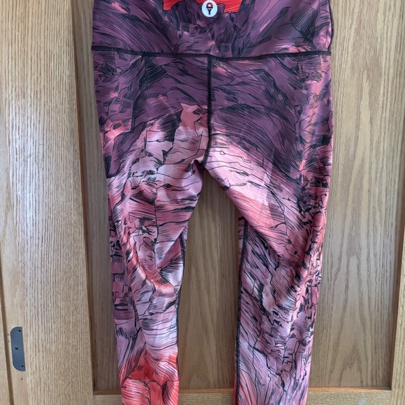 Yoga Democracy Red Rocks Capri Crop Legging Size Medium Like New - Picture 2 of 5